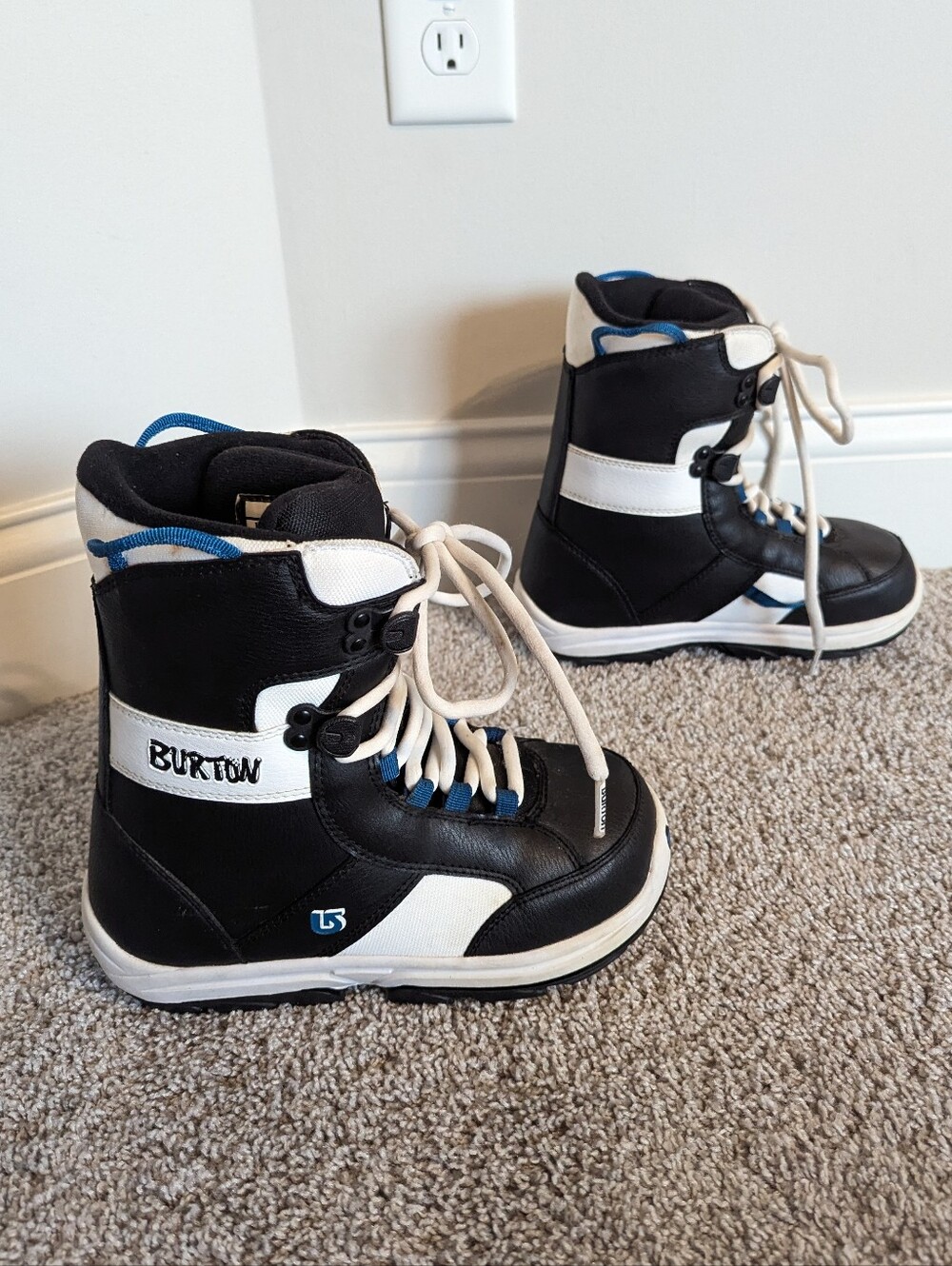 Burton Grom Lace Youth Snowboarding Boots sz 5